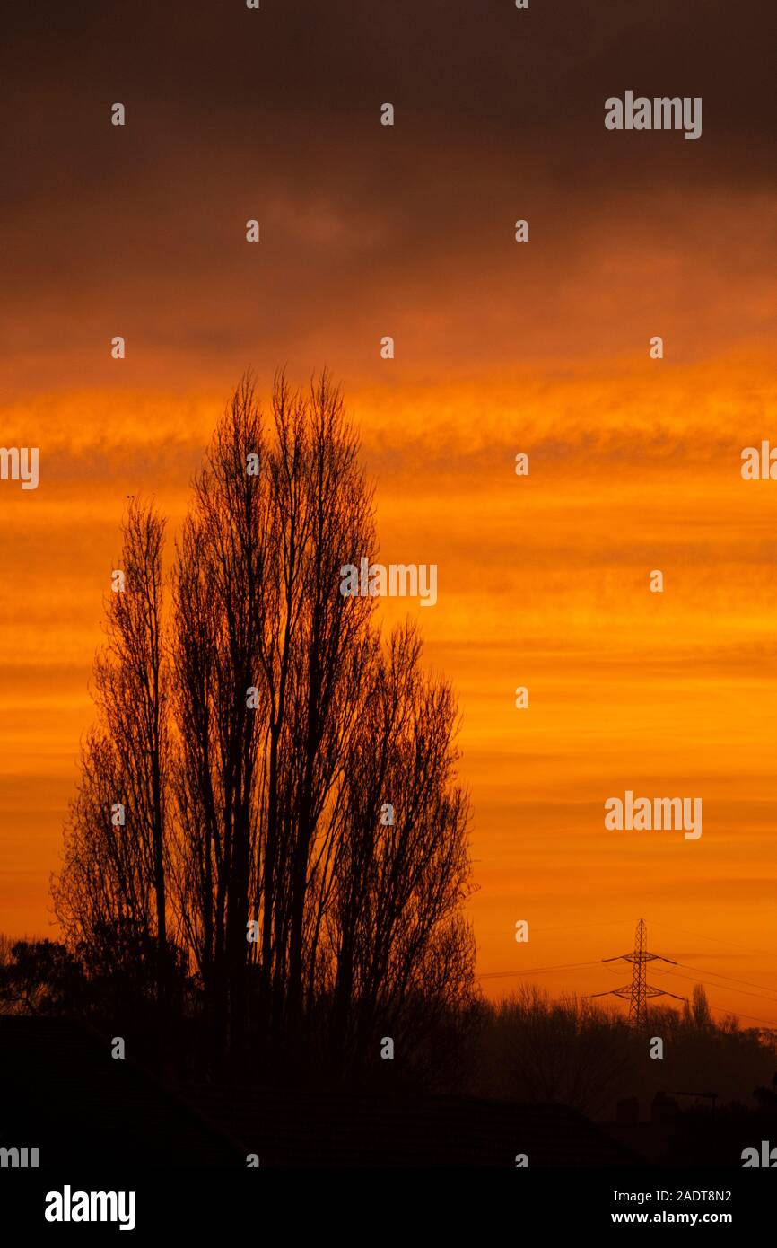 Il torneo di Wimbledon, Londra, Regno Unito. Il 5 dicembre 2019. Vivido arancione sunrise suburbana sopra il sud ovest di Londra dopo un nebbioso e gelido di notte. Credito: Malcolm Park/Alamy Live News. Foto Stock