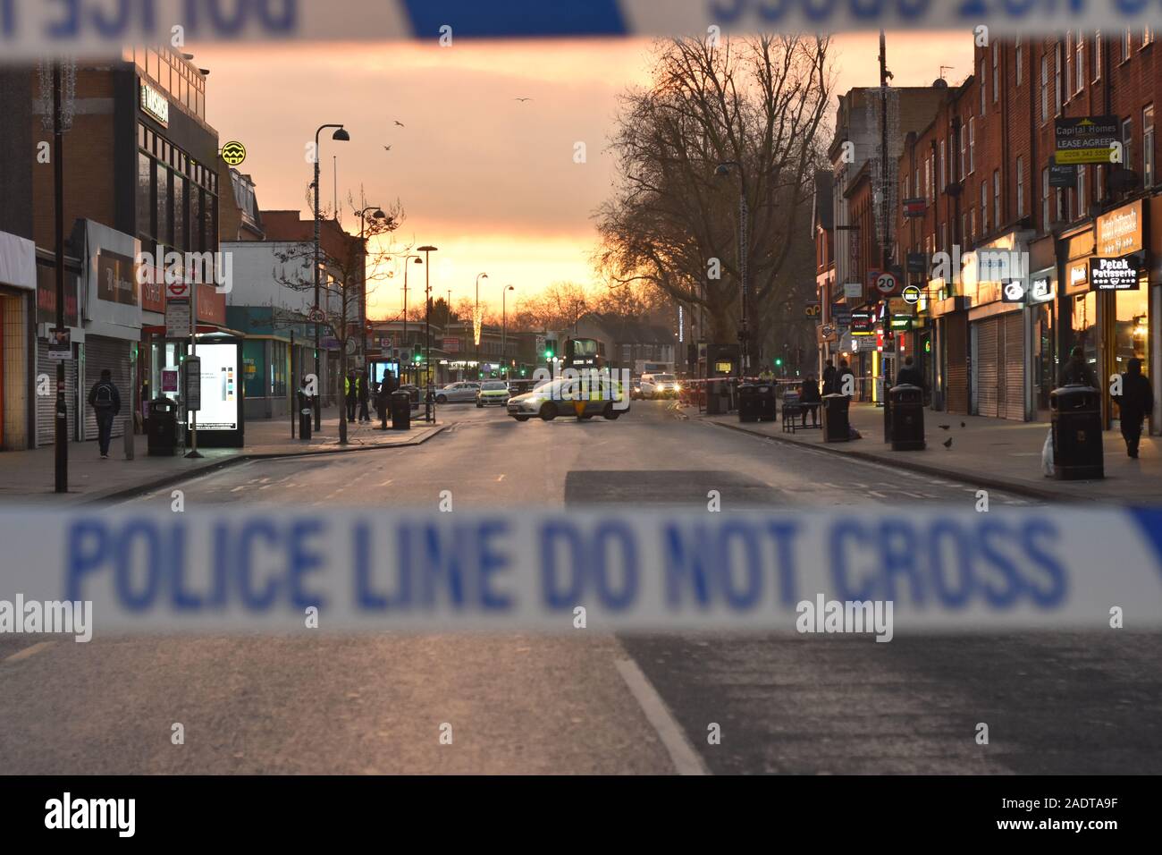 Una ripresa ha avuto luogo il Woodgreen High street la scorsa notte. Un maschio è stato colpito durante le riprese e si era affrettato a Londra Nord ospedale nelle prime ore della mattina ha detto di essere in una condizione di minaccia per la vita. La vittima era riuscito a passare attraverso la strada dopo essere scattato alla sicurezza dove l'aiuto potrebbe presto arrivare ad assistere. A causa di questa mossa da un lato della strada per gli altri, tutta la strada ha dovuto essere chiuso e il traffico reindirizzato come la maggioranza dei Woodgreen High Street nastrato off al fine di preservare la scena del crimine. Foto Stock