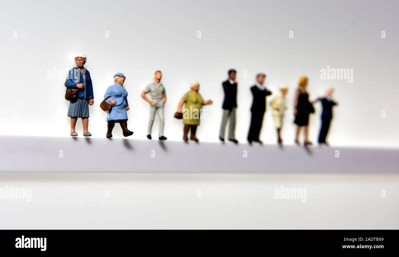 Statuine in miniatura, allineate su una mensola, Foto Stock