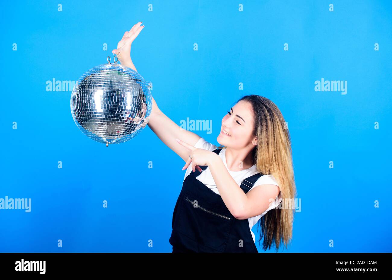 Pronto per divertirsi. felice festa di compleanno. discoteca. celebra la vacanza. ragazza con palla da discoteca. party goer consente di danza. vita notturna concetto. il Natale o il nuovo anno di vacanza. Il tempo del partito. Foto Stock