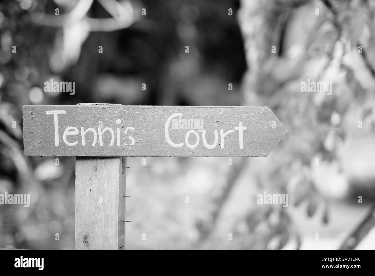 Cartello di legno rivolta verso il Campo da Tennis Foto Stock