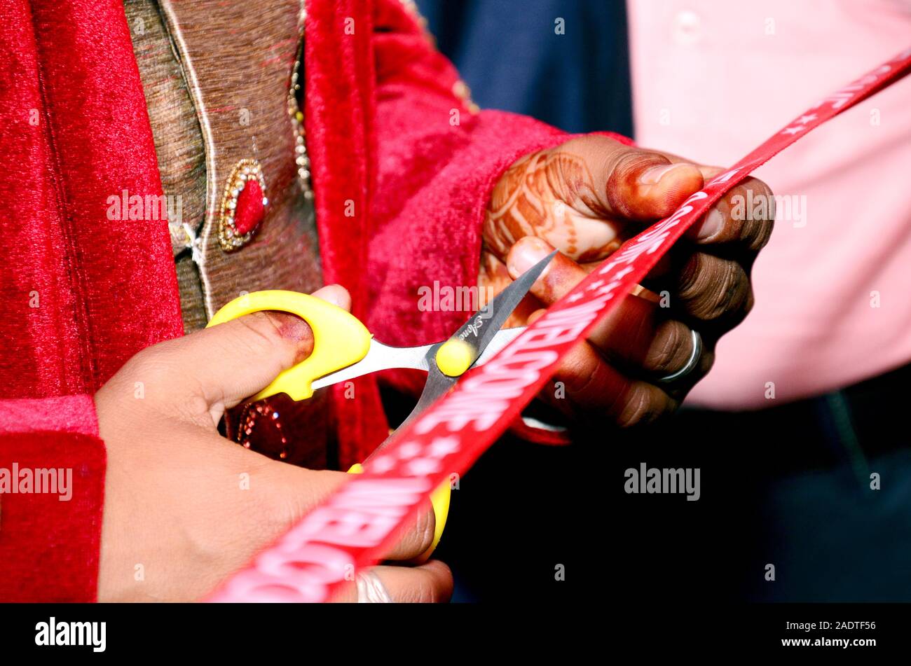 Il taglio del nastro nella Indian rituale di nozze Cerimonia di benvenuto Foto Stock