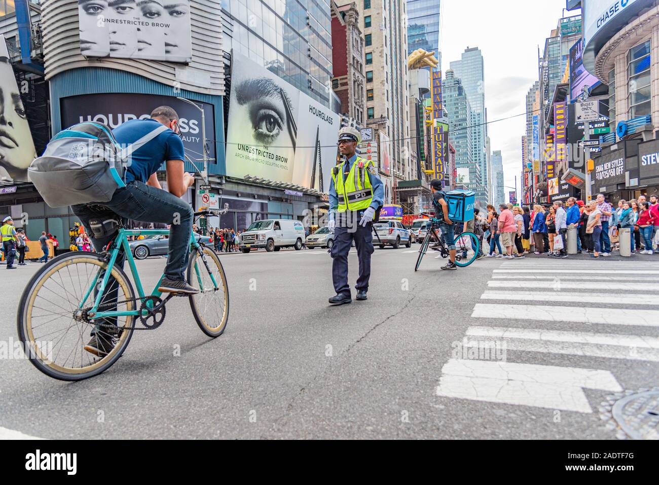 Manhattan new york color image New York polizia stradale uomo dirigere traffico Manhattan Foto Stock
