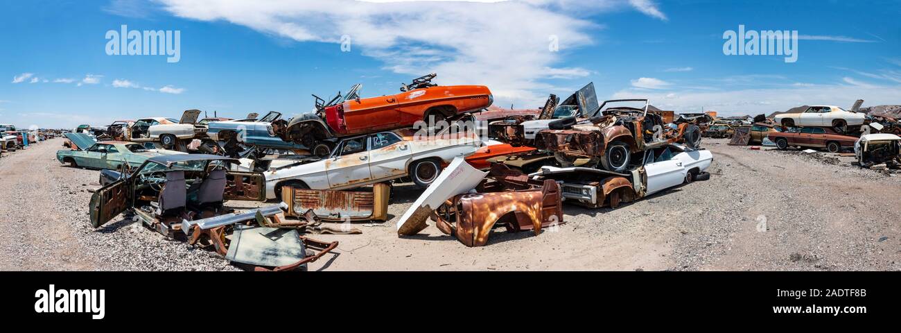 Panorama mostra righe di vintage rusty Pontiac Catalina automobili e camion in un deserto junk yard vicino a Phoenix in Arizona, Stati Uniti d'America Foto Stock