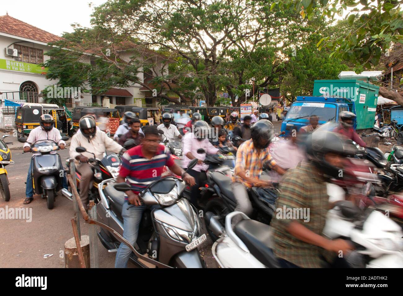 Kochi, India - Marzo 2017: Biciclette in linea per prendere il ferry boat in Fort Kochi Foto Stock