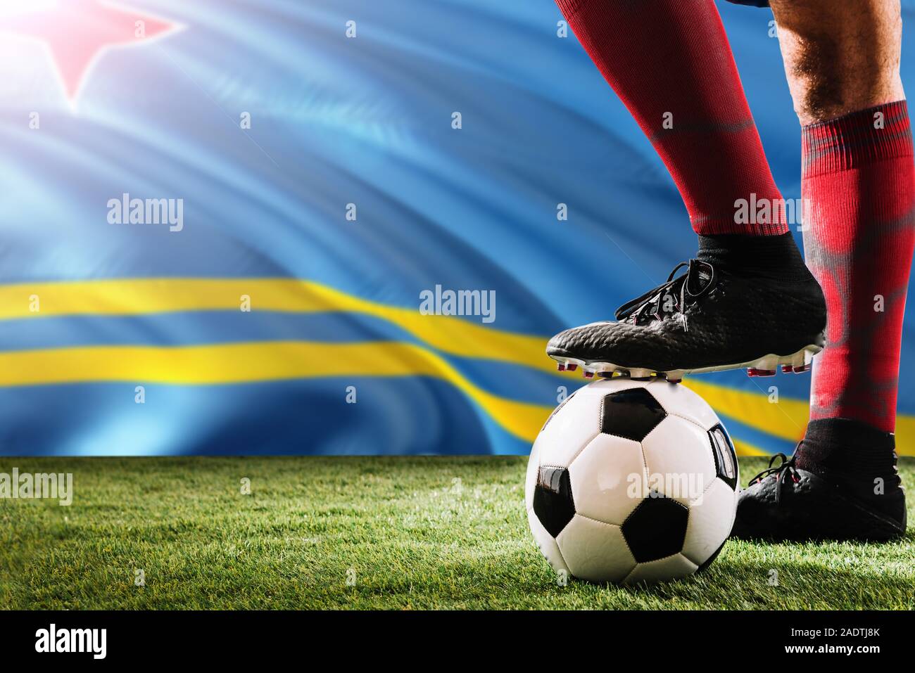 Close up gambe di Aruba football team player in rosso calzini, scarpe sul  pallone da calcio al calcio di punizione o spot pena giocare sull'erba Foto  stock - Alamy