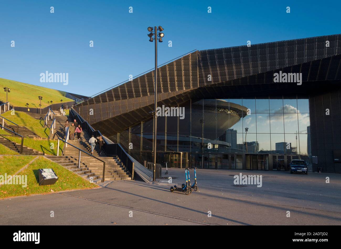 Katowice, Slesia, Polonia; 1 Dicembre 2019: International Cogress Center a Katowice con la riflessione di Spodek sports hall n è la facciata di vetro Foto Stock