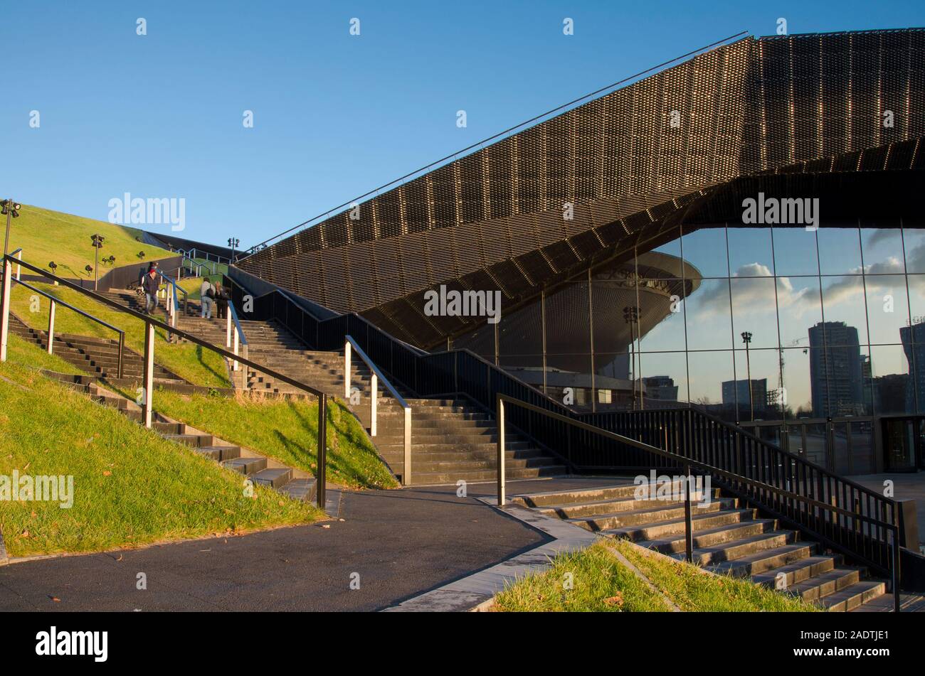 Katowice, Slesia, Polonia; 1 Dicembre 2019: International Cogress Center a Katowice con la riflessione di Spodek halin sport la sua facciata di vetro Foto Stock