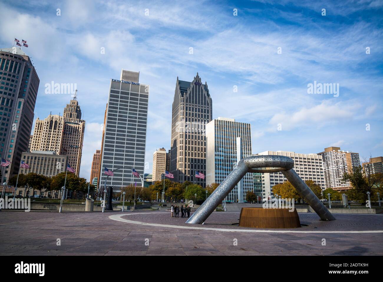 Philip A. Hart Plaza con l'Orazio E. Dodge e figlio Memorial Fontana e lo skyline del quartiere finanziario a Detroit, Michigan, Stati Uniti d'America Foto Stock