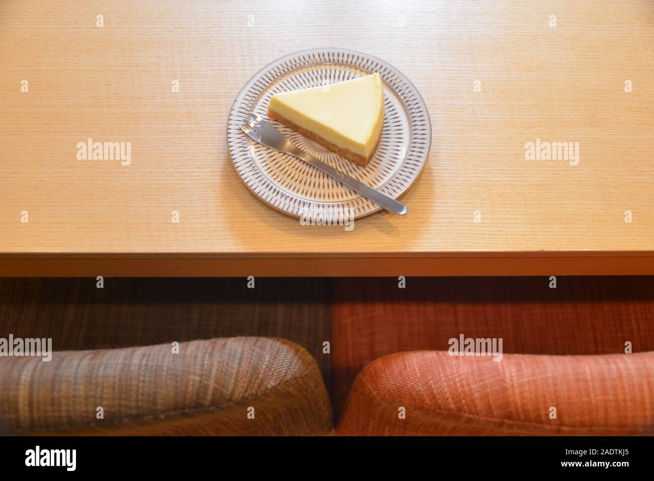 Alta angolazione del formaggio a fette di torta sul tavolo di legno Foto Stock