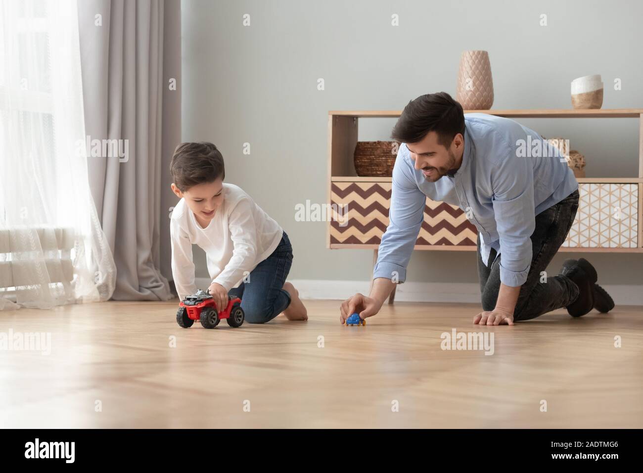 Padre e figlio giocare insieme azienda automobili competere in gare Foto Stock