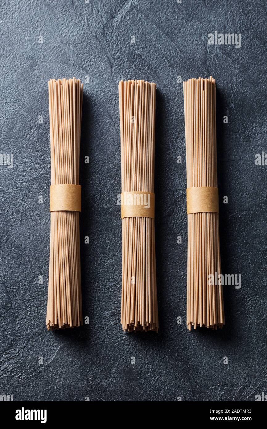 Soba Noodles su sfondo di ardesia. Tradal cucina giapponese. Risoluzione alta. Vista superiore Foto Stock