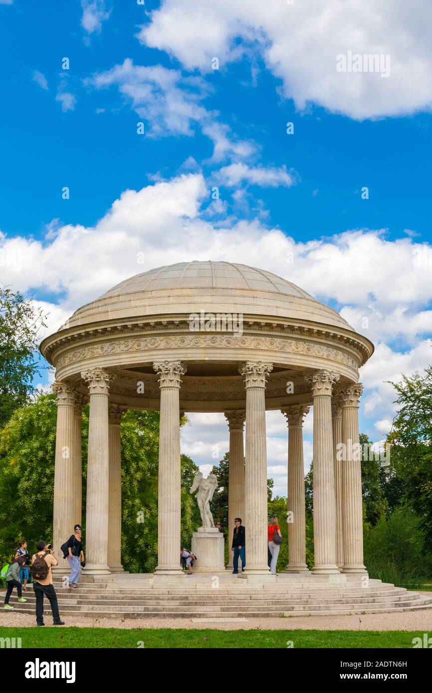 Una grande visualizzazione verticale dell'amore monumento nel giardino Anglo-Oriental del Petit Trianon a Versailles. I visitatori sono in posa con il fulcro... Foto Stock