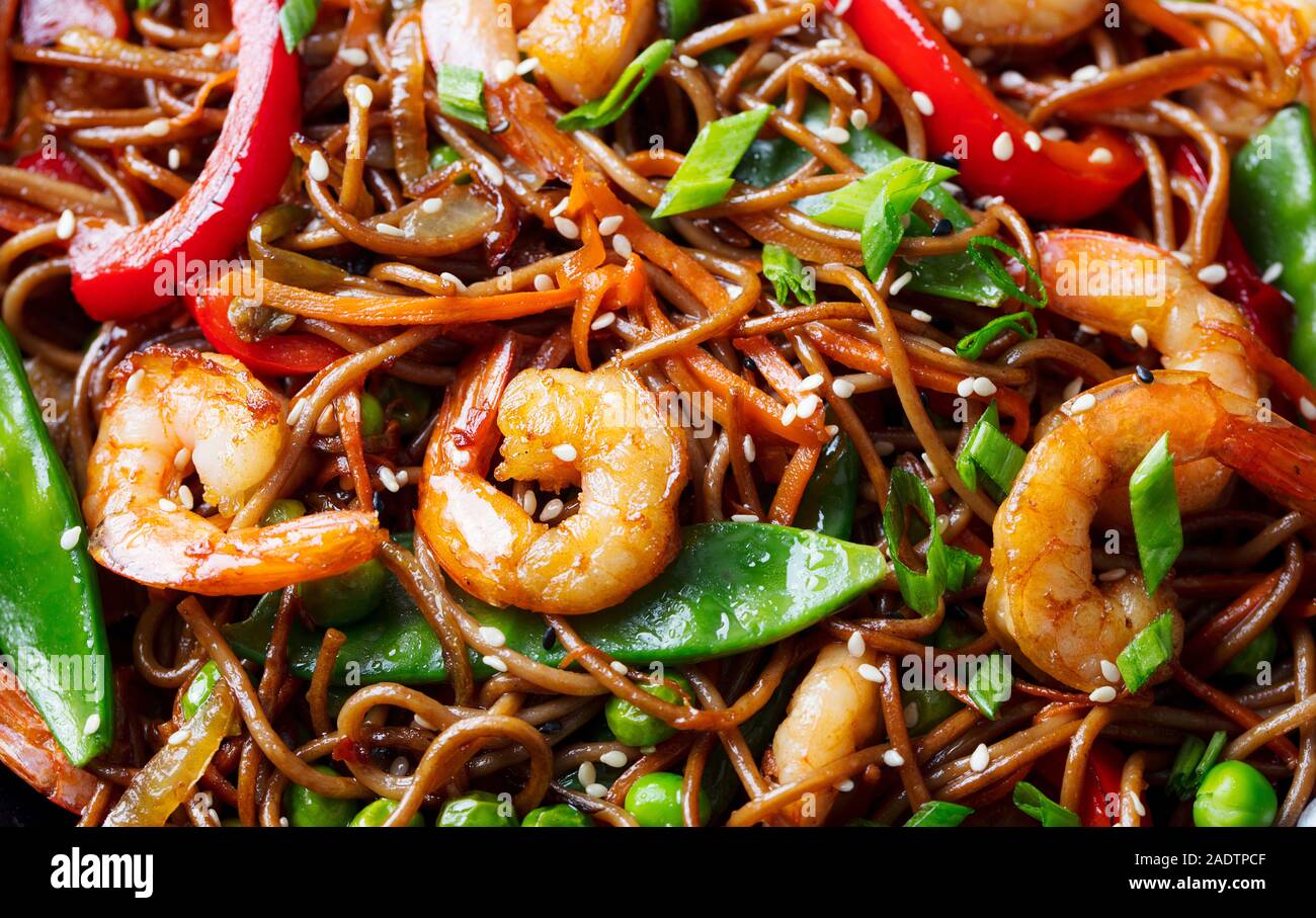 Friggere le tagliatelle con verdure e gamberi. Close up Foto Stock