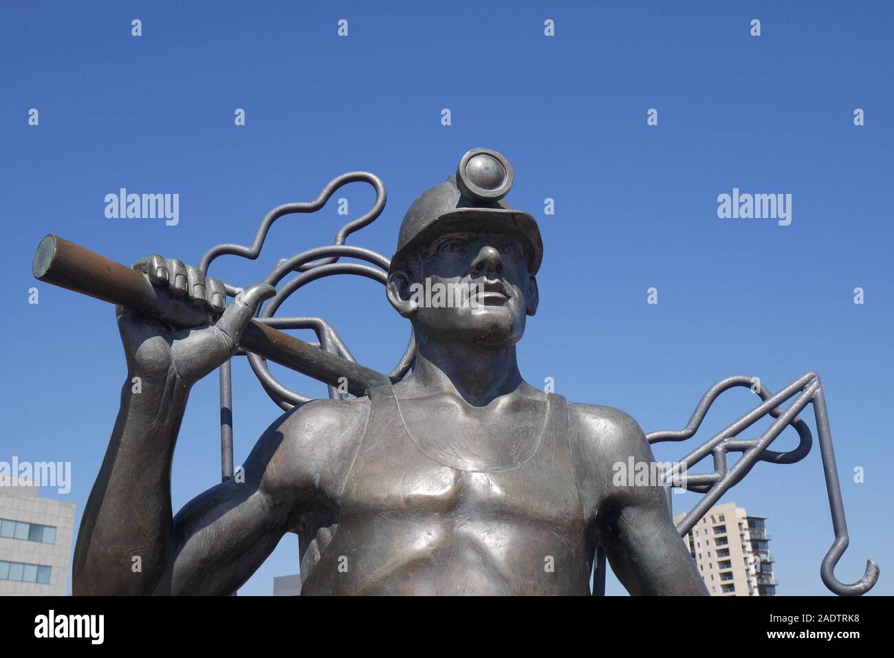 Dalla Fossa per porta, statua di bronzo di un minatore di carbone, da Giovanni Clinch, Baia di Cardiff, Cardiff Wales, Regno Unito Foto Stock