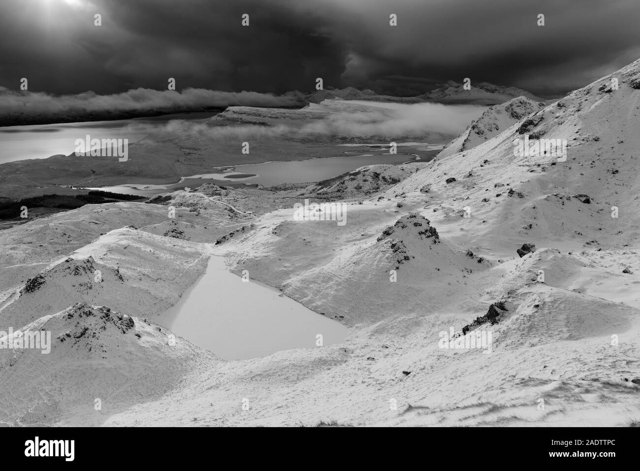 Isola di Skye paesaggio invernale in bianco e nero Foto Stock