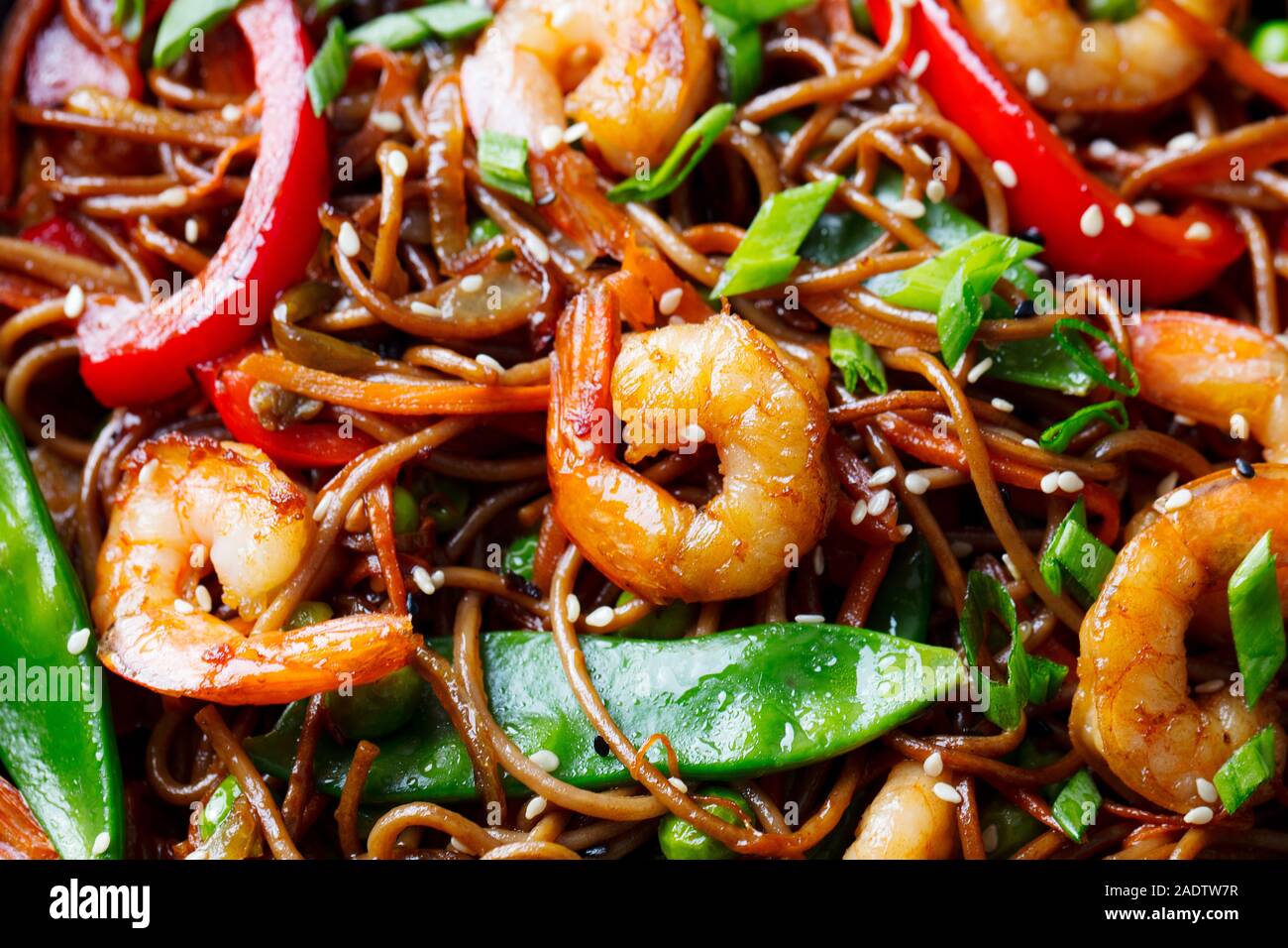 Friggere le tagliatelle con verdure e gamberi close up Foto Stock
