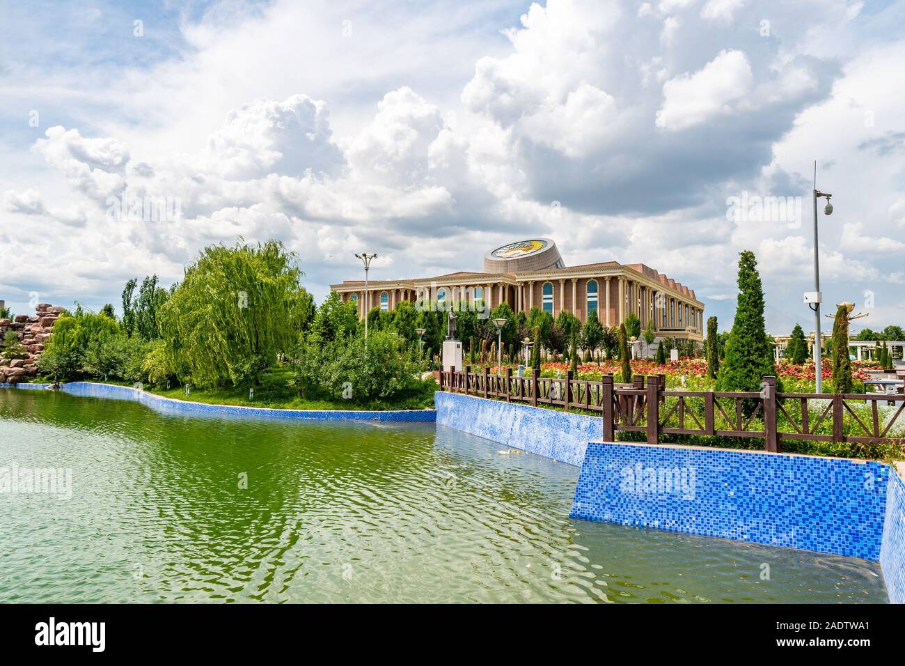 Dushanbe bandiera Polo Park pittoresca vista del lago e del Tagikistan Museo Nazionale in un nuvoloso cielo blu giorno Foto Stock