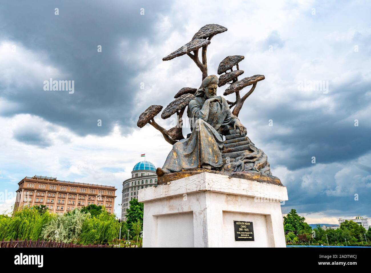 Dushanbe bandiera Polo Park vista pittoresca di Abu Ali Sina Avicenna statua su un Nuvoloso Giorno di pioggia Foto Stock