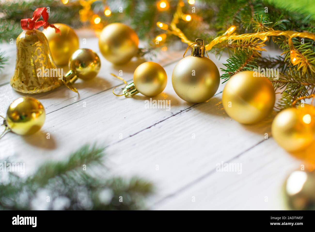 Bella decorazione di Natale (baubles, luci, rami di pino) sul vecchio bianco sullo sfondo di legno. Luogo di testo incluso Foto Stock