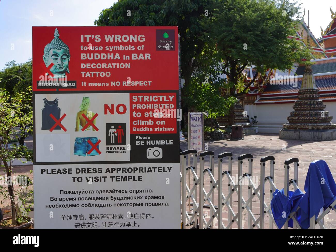 Bangkok, Tailandia - 2 Dicembre 2019 : Primo piano segno di istruzione permanente al entrata del Wat Pho, mostrando DOS e Don'ts di Buddha Foto Stock