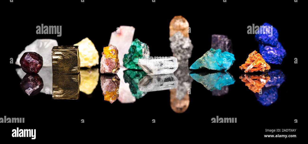 Intestazione, varietà di colorati gemme di minerali e pietre curative, naturali e materie Foto Stock