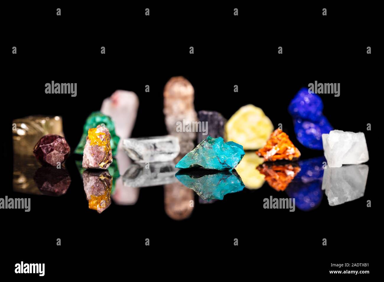 Colorate diverse pietre minerali di fronte a sfondo nero, naturalmente pietre preziose per la salute e l'energia Foto Stock