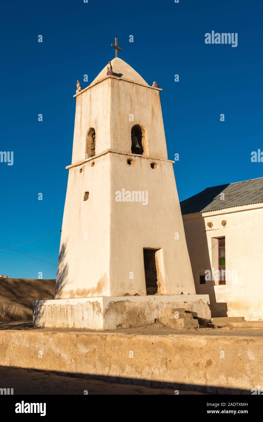 Bianco-lavato Adobe chiesa San Juan del Rosario, Altiplano meridionale, Salar de Uyuni, Dipartimento Potosi, Southwest Bolivia, America Latina Foto Stock