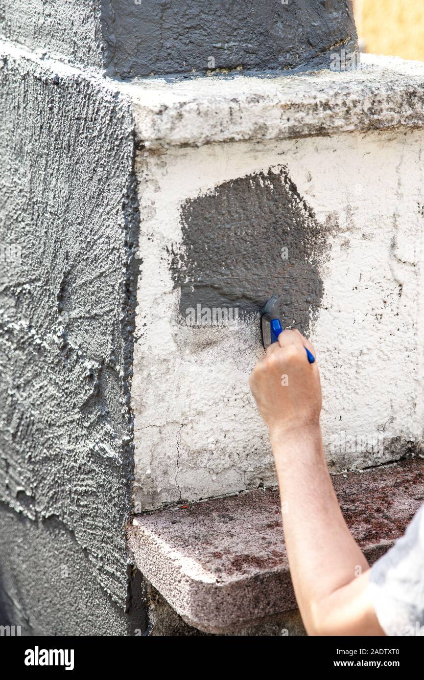 Pittore è dipinto un murate, barbecue all'aperto e di lavoro fai da te a casa Foto Stock