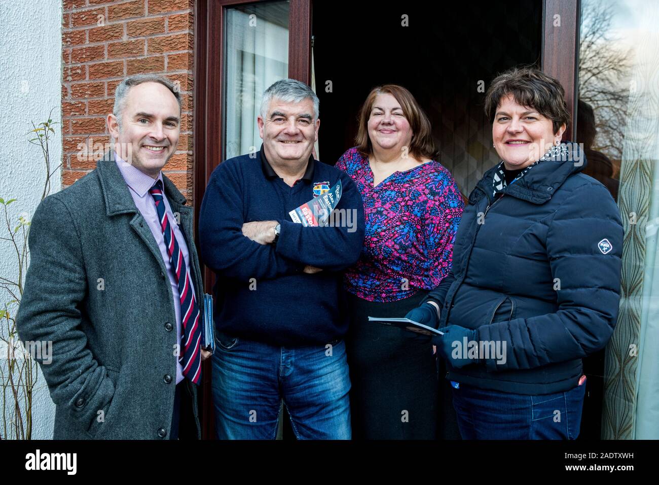 Alex Easton, (sinistra) DUP candidato per il nord verso il basso nella prossima elezione generale su dicembre 12, sale a nord verso il basso costituenti sulla soglia di casa con il leader del suo partito Arlene Foster (a destra). Signor Easton è in una battaglia per il sedile contro il Partito dell Alleanza del nord irlandese Stephen Farry. Signora Sylvia Hermon è servita come membro del Parlamento europeo per la circoscrizione tra il 2001 e il 2019 e ha scelto di non eseguire nuovamente per un altro termine. Foto Stock