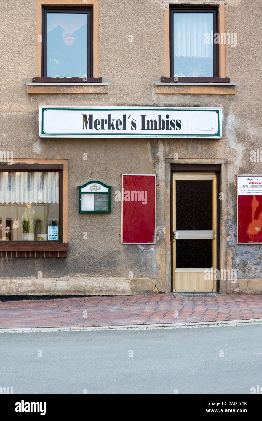 Mylau, Germania. 02Mar, 2018. Un cartello con la dicitura "erkel Imbiss dell' appeso sul muro di una casa di Mylau. Credito: Stephan Schulz/dpa-Zentralbild/ZB/dpa/Alamy Live News Foto Stock