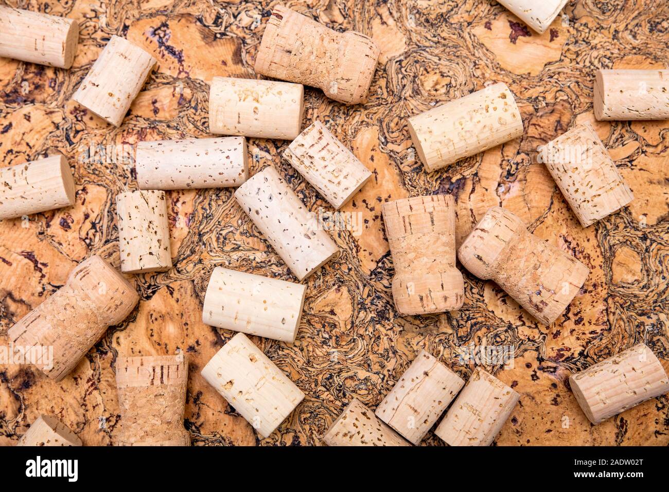 Partite di vino e champagne tappi in sughero non trattati, massa topview Foto Stock