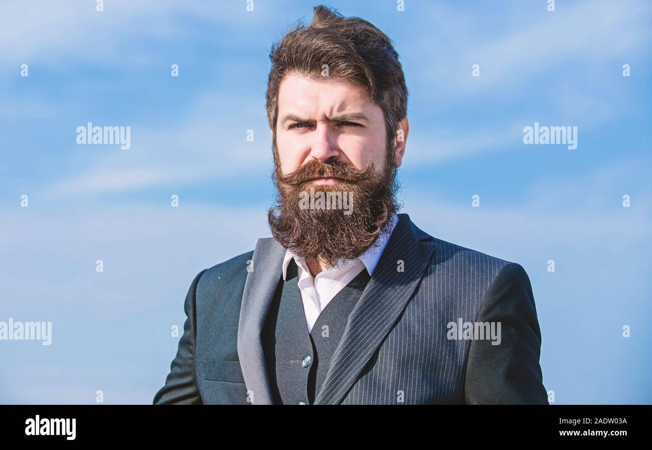 Ritratto all'aperto. In futuro il successo. Maschio moda formale ritratto. Coppia hipster con la barba. brutale caucasian hipster con baffi all'aperto. Uomo Barbuto ritratto. Imprenditore contro il cielo all'aperto. Foto Stock