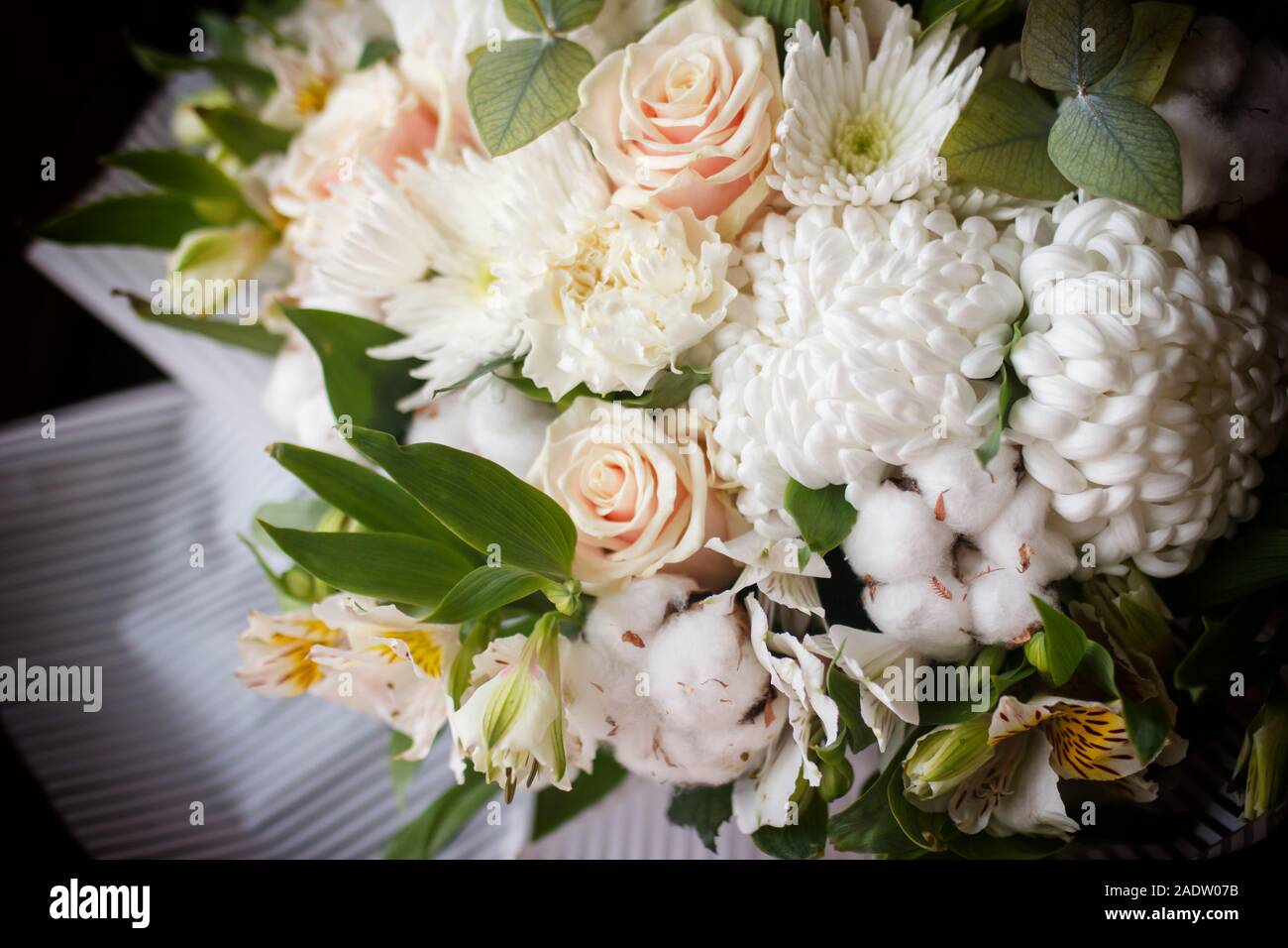 Bouquet bianco di crisantemi. Bouquet di nozze. San Valentino. Cotone Foto Stock