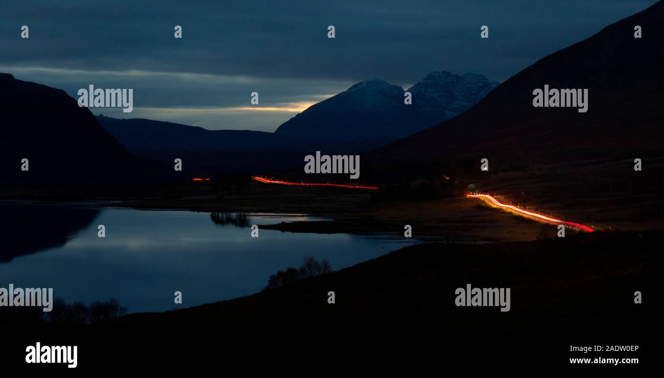 Auto sentieri di luce lungo un835, Highland Scozia Scotland Foto Stock