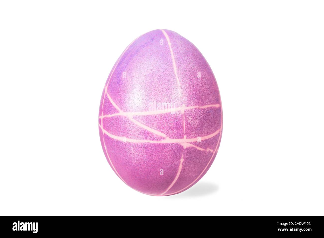 Viola uovo di pasqua, isolato su bianco, concetto di colorante e di vacanza Foto Stock
