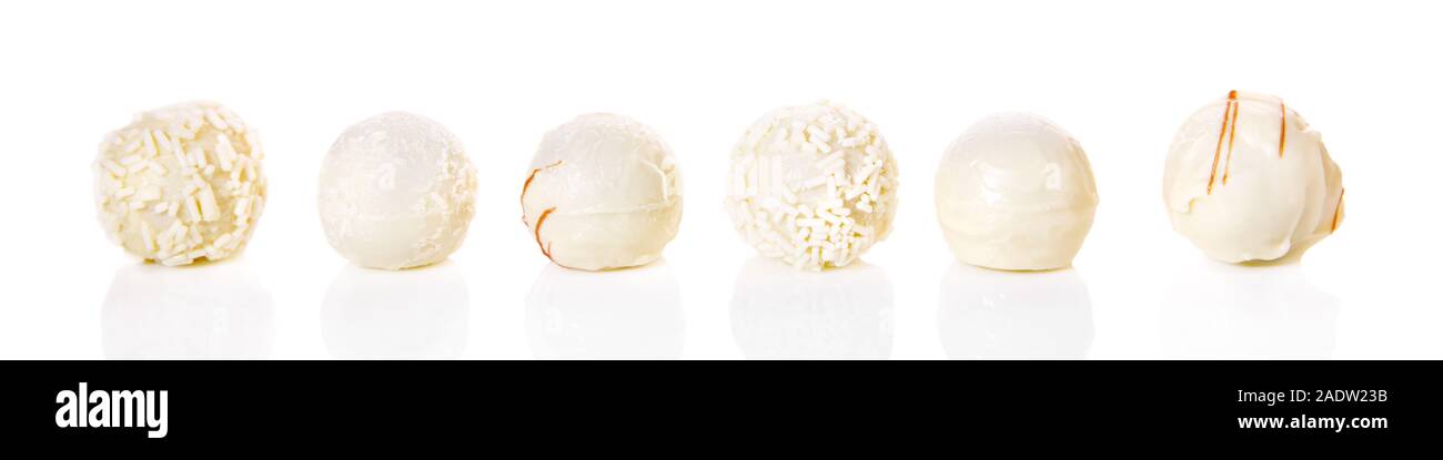 La testata, bianco tartufi di cioccolato o praline, bianco isolato, concetto pasticceria e dolci Foto Stock