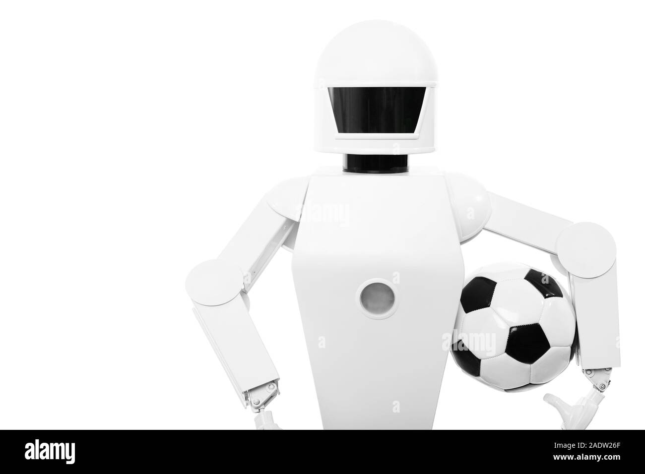 Robot con il calcio nelle sue mani, isolato di fronte a uno sfondo bianco, concetto video assistente arbitro Foto Stock