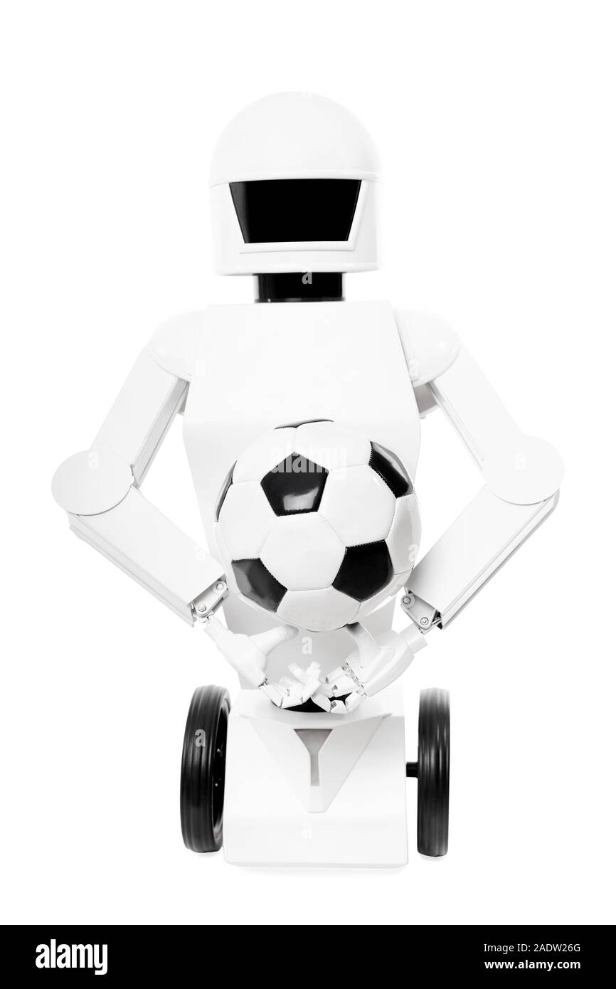 Robot con il calcio nelle sue mani, isolato di fronte a uno sfondo bianco, concetto video assistente arbitro Foto Stock