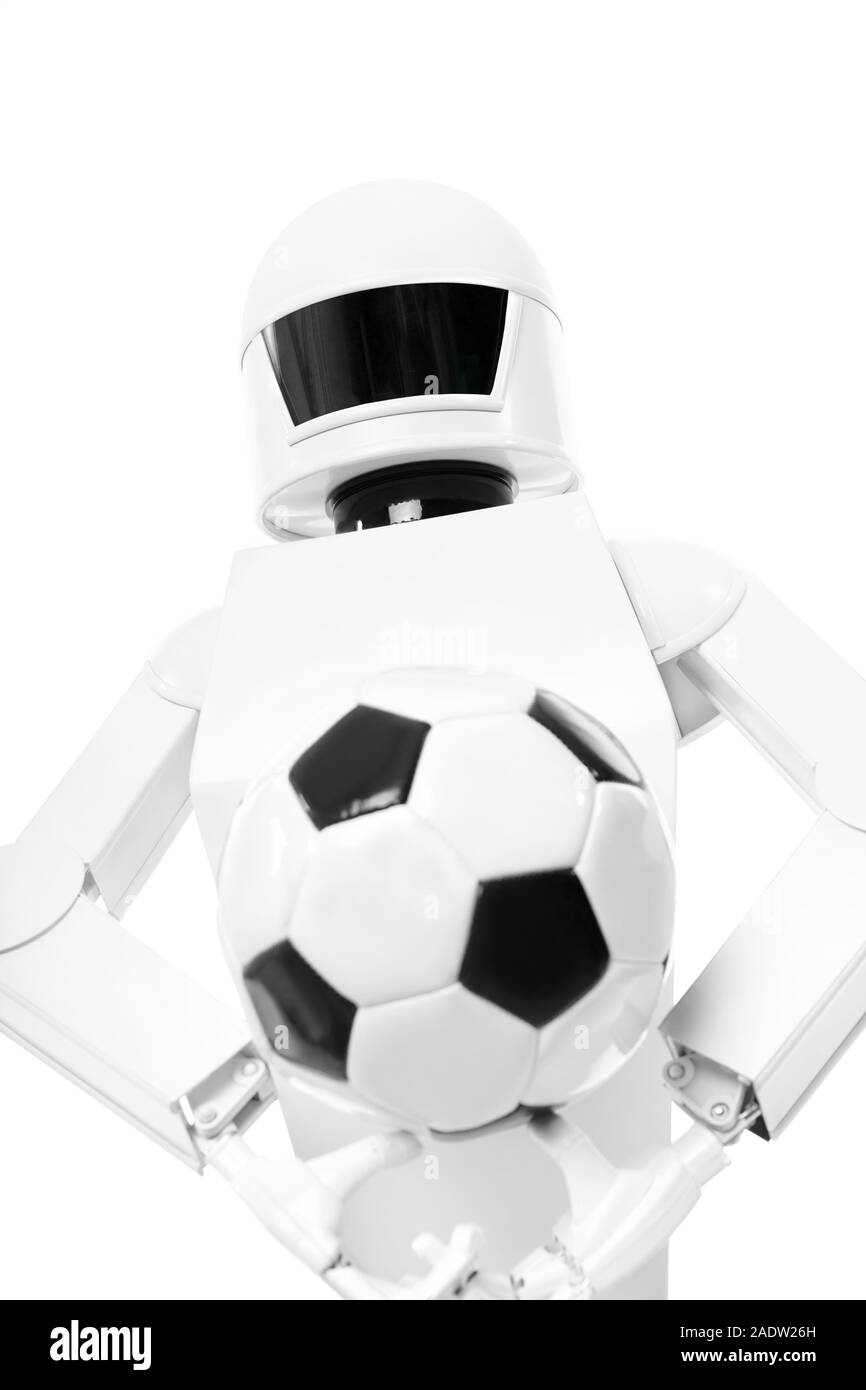Robot con il calcio nelle sue mani, isolato di fronte a uno sfondo bianco, concetto video assistente arbitro Foto Stock
