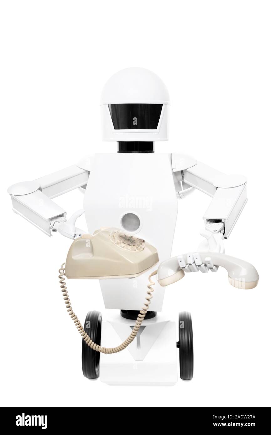 Robot con un vecchio telefono in mano, di un concetto nuovo e la vecchia tecnologia, isolato di fronte a uno sfondo bianco Foto Stock