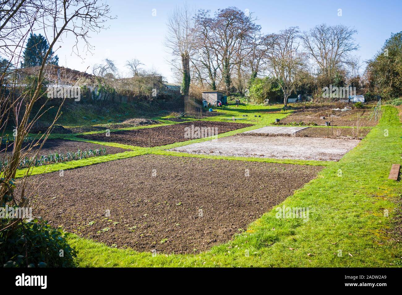 Un piccolo villaggio di assegnazione campo fornendo spazio per quelle con mo adeguato spazio per crescere fiori di frutta e verdura in una piacevole atmosfera di mut Foto Stock