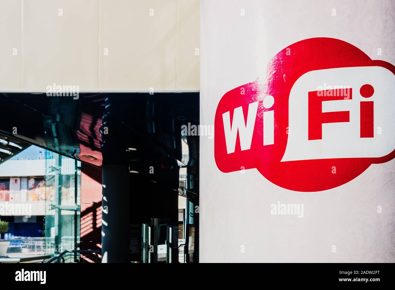 Segnale privo di logo WiFi su una strada pubblica. Foto Stock