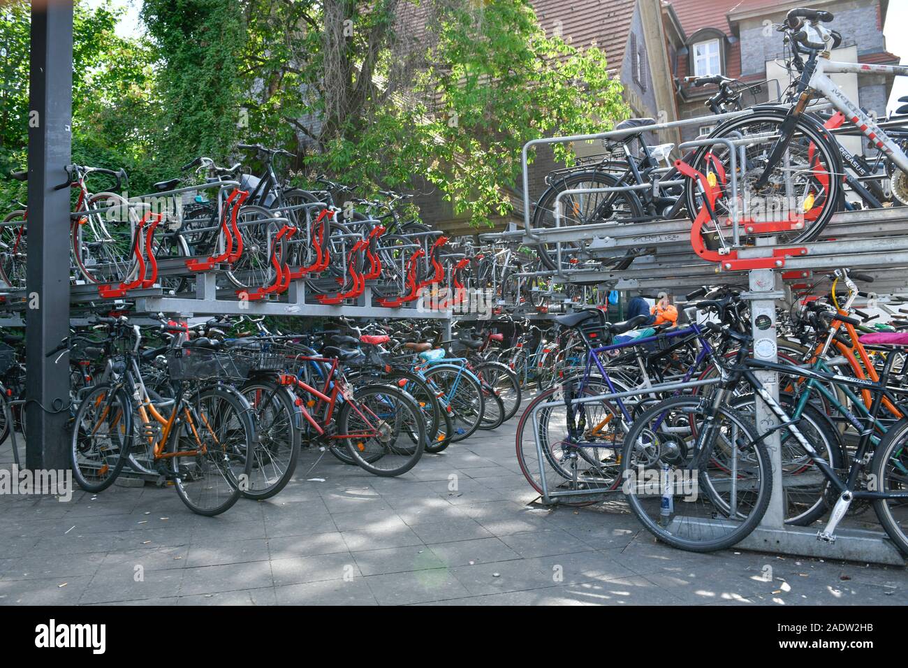 Fahrradständer, U-Bahnhof, Garbatyplatz, Florastraße, Pankow, Berlino, Deutschland Foto Stock
