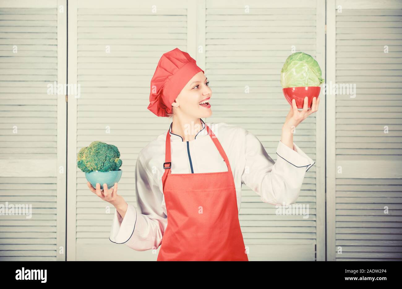 La dieta e dieta concetto. Come molte porzioni desiderate mangiare. Calcolare la normale porzione di cibo. Donna cuocere tenere bocce. Calcolare la quantità di calorie si consumano. Calcola il tuo cibo porzioni dimensioni. Foto Stock