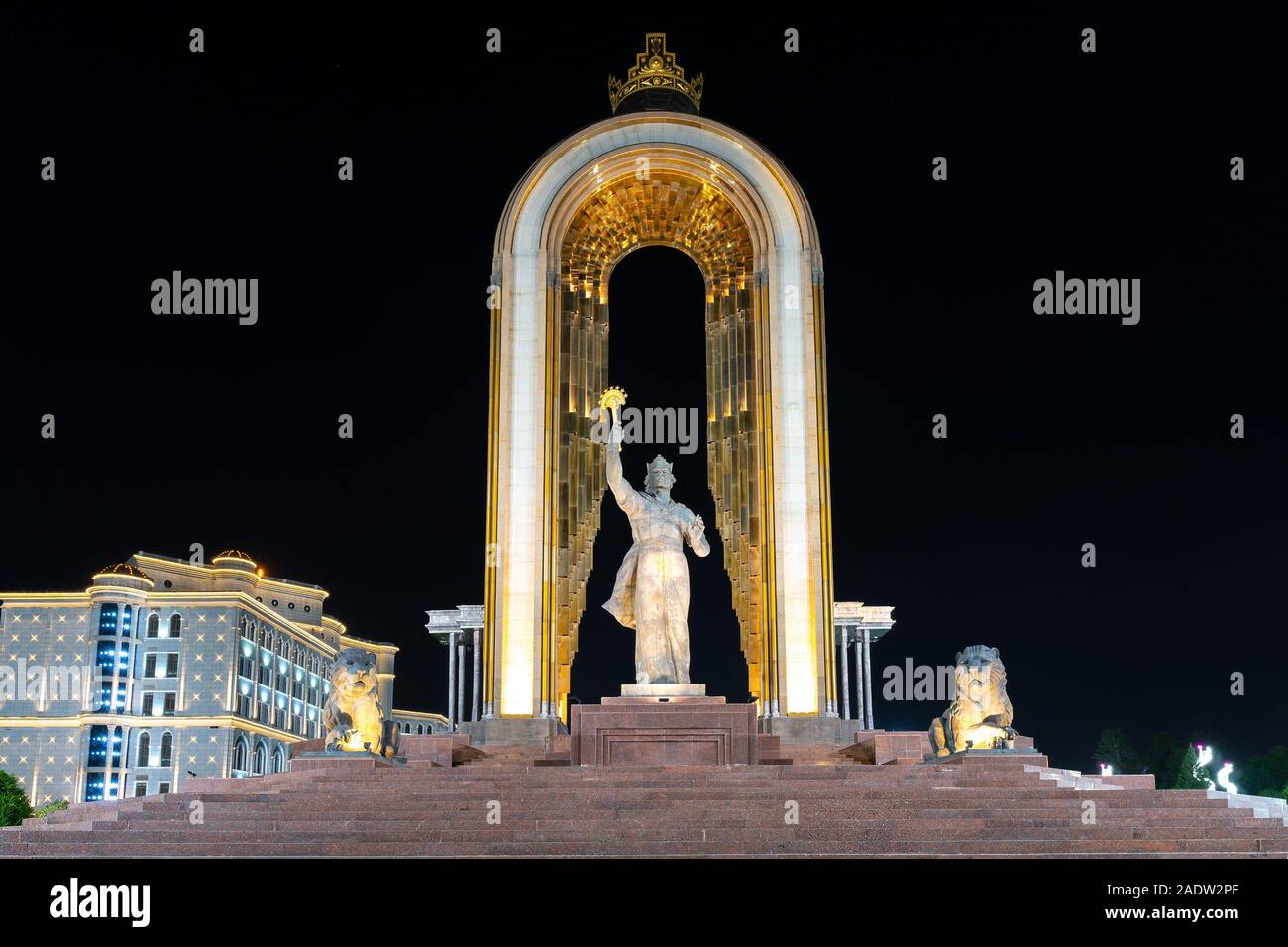 Dushanbe Ismoil Somoni tenendo con la mano destra uno scettro statua vista pittoresca al buio di notte Foto Stock