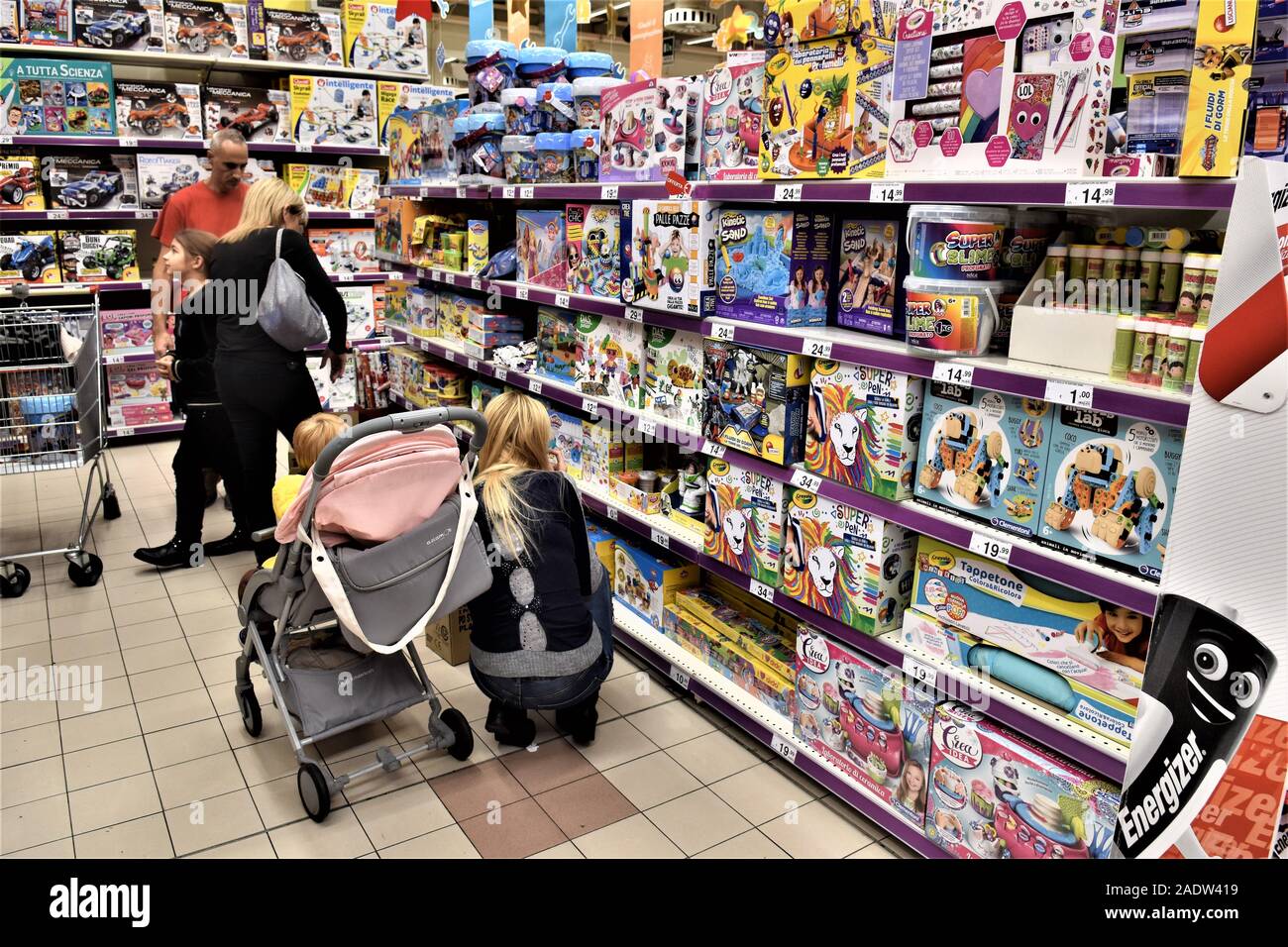 La gente nel reparto giocattoli di un centro commerciale Foto stock - Alamy