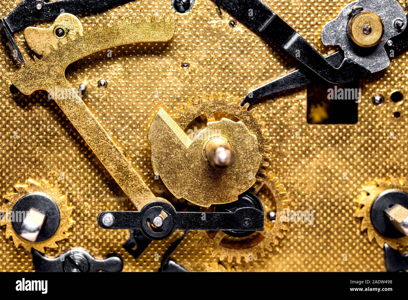 Movimento di orologeria, Closeup ingranaggi e disegni meccanici, sfondo dorato Foto Stock
