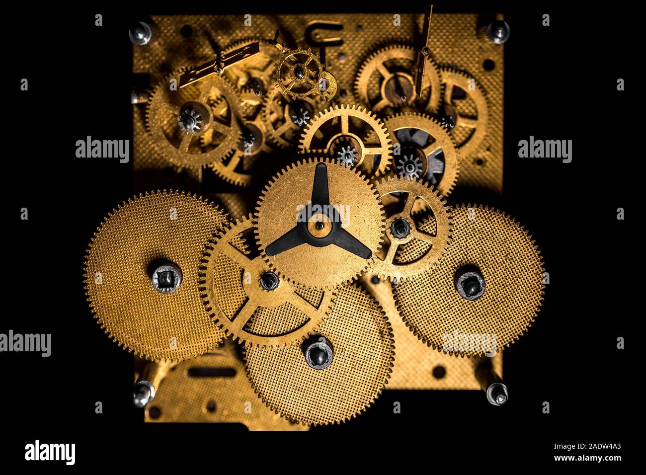 Topview, vista interna di un orologio meccanico o di movimento, sfondo nero Foto Stock