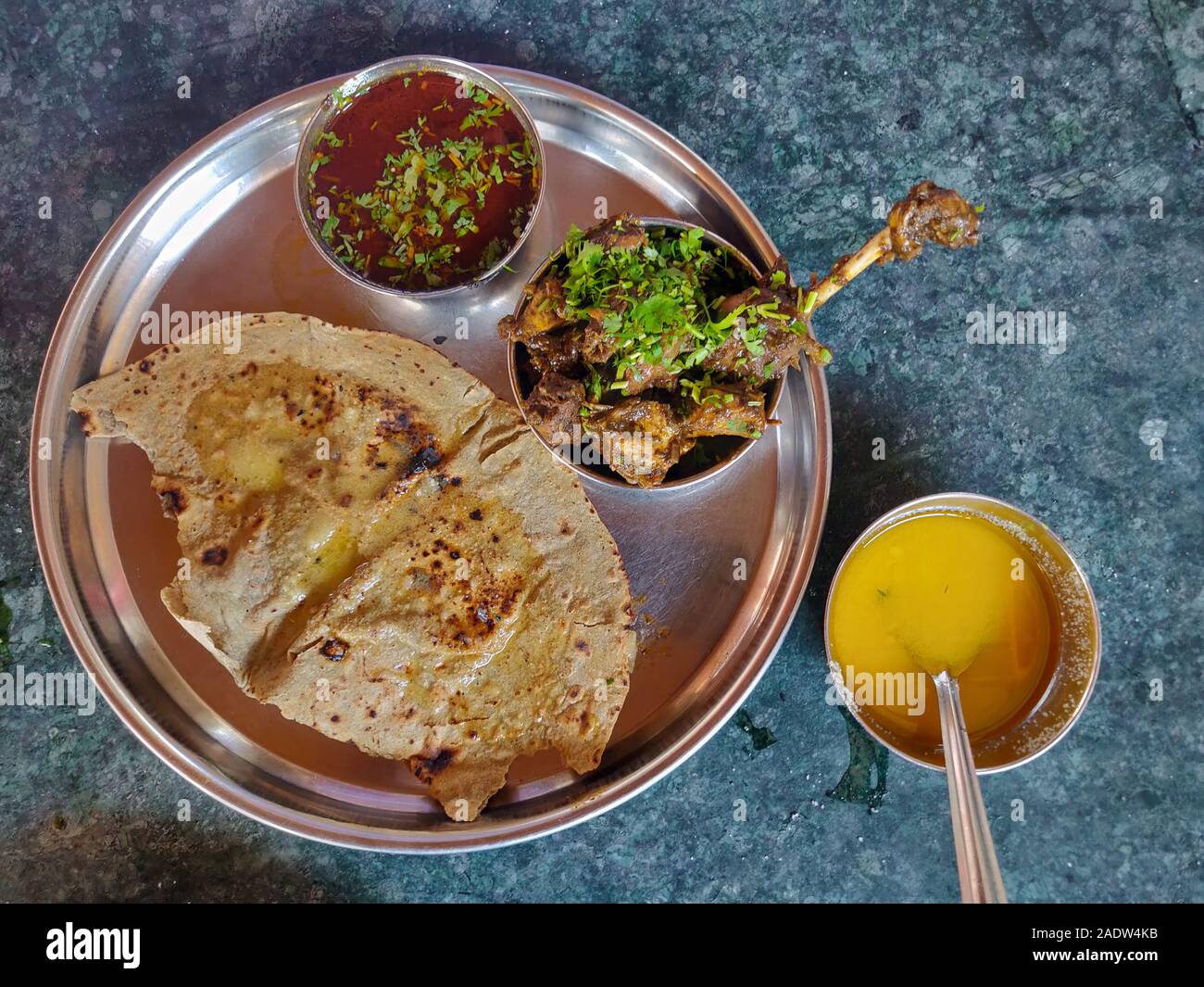 Carni di montone thali con salsa gravy e roti, India Foto Stock